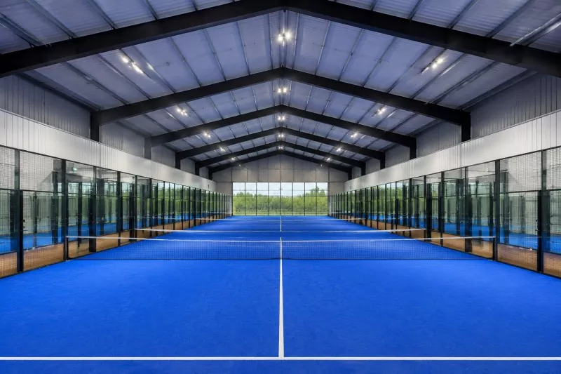 Acélvázas beltéri Padel udvar építése